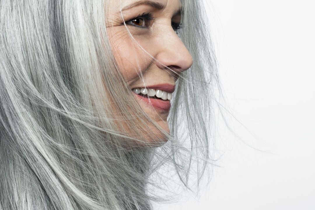 Cheveux gris et élimination du grisonnement avec un spray verdexedil