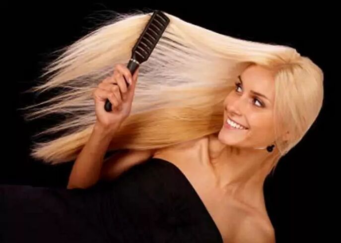 Fille se peignant les cheveux