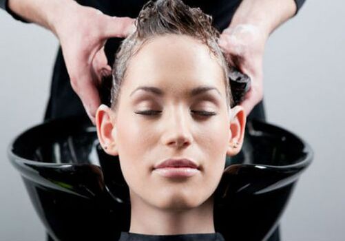 une fille applique le produit pendant qu'elle passe dans ses cheveux